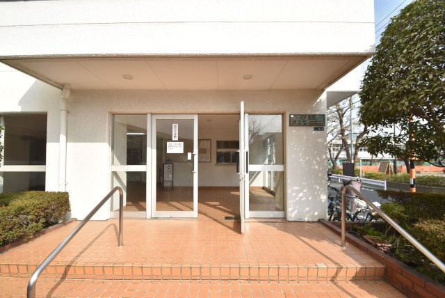 【エントランス】 | 池上コーポラス | お客様を、そして住人を出迎えてくれるマンションのエントランス。ゴミが落ちていないことからも、管理状態の良さや住民の節度の高さが見て取れます。～即日のご見学可能～　お問合せはお気軽にどうぞ。
