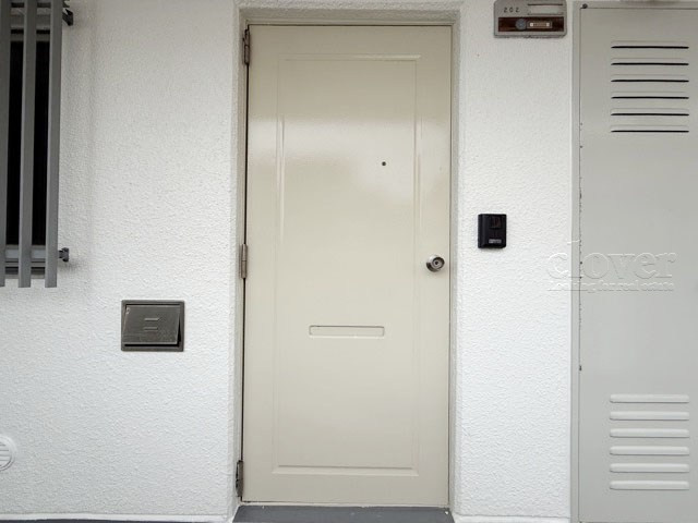 【その他共用部分】 | 池上コーポラス | 皆様をお迎えする、お部屋の玄関ドア。開けやすさや開放角度、ドアノブの操作しやすさや鍵の形状などを、現地で一度ご確認ください。～即日のご見学可能～　お問合せはお気軽にどうぞ。
