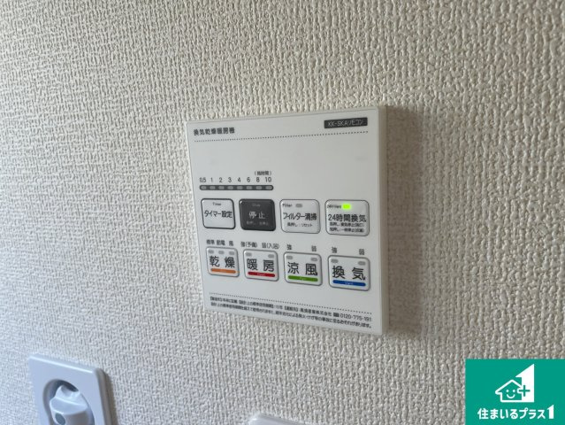 木津川市南加茂台　新築一戸建ての居間・リビング|シンプルなリビングは、観葉植物等のインテリアを楽しめますね！パパ好みにも、ママ好みにも家具次第で雰囲気を変えることができます！