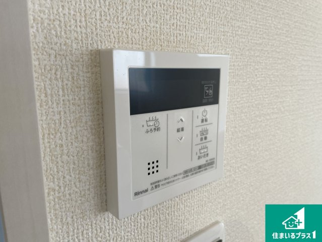 木津川市南加茂台　新築一戸建てのキッチン|リビングと統一感があり、使い勝手のいいキッチン。広々としているので、二人並んで作業が出来ちゃいます。お子様と一緒に色々なお料理に挑戦できるスペースがあります。