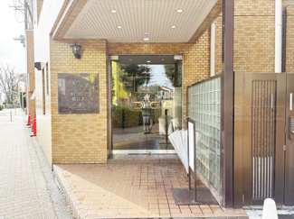 【エントランス】 | お客様を、そして住人を出迎えてくれるマンションのエントランス。ゴミが落ちていないことからも、管理状態の良さや住民の節度の高さが見て取れます。～即日のご見学可能～　お問合せはお気軽にどうぞ。