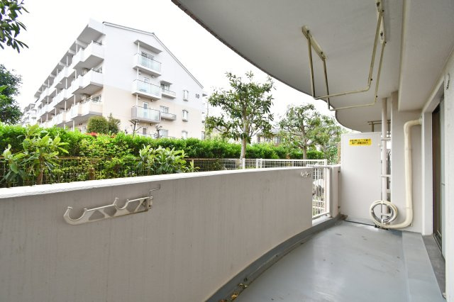 大宮公園ロジュマンのバルコニー|南西向きの光が心地よいワイドバルコニー。10平米のゆとりある空間はお洗濯はもちろん、椅子を置いて外の空気を感じるリラックススペースにもおすすめ。日々の暮らしに開放感をもたらします。