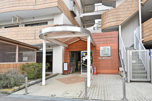 大宮公園ロジュマンのエントランス|植栽の緑が美しく整えられた、品格漂うアプローチ。住まう方を優しく迎え入れる落ち着いた佇まいが、良好な管理体制を物語ります。大宮公園の豊かな自然に調和する、開放感あふれる物件の顔です。