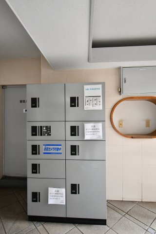 大宮公園ロジュマンの設備|不在時や非対面での荷物受け取りに便利な宅配ボックス付き。再配達の手間を省き、時間を有効活用できる設備です。セキュリティに配慮された設置環境で、日々の暮らしに安心とゆとりを提供します。