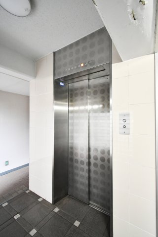 大宮公園ロジュマンのその他共用部分|管理体制の良さが伺える、清潔に保たれたエレベーター。1階住戸ながら、重い荷物がある際やベビーカーでの移動、将来的な安心を支える大切な共用設備です。毎日の外出や帰宅をスムーズにサポートします。