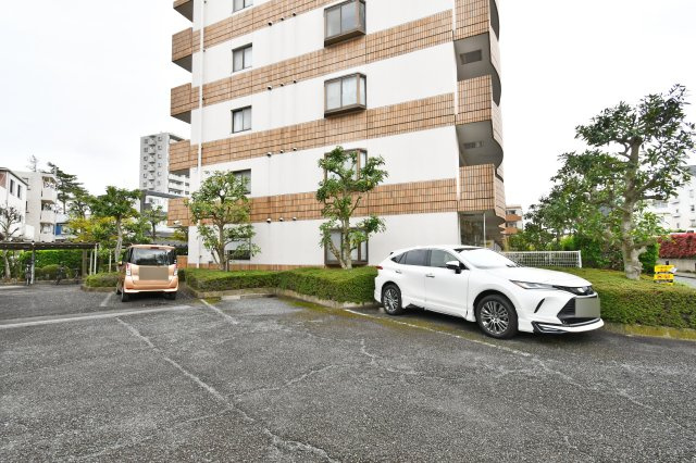 大宮公園ロジュマンの駐車場|敷地内に平置き駐車場付き。出し入れがスムーズで、大きなサイズの車両やハイルーフ車を所有するご家庭でも安心です。快適なカーライフをサポートします。