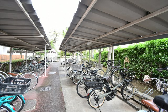 大宮公園ロジュマンの駐輪場|屋根付きで雨の日も安心の駐輪スペース。毎日の通勤・通学や買い物に欠かせない自転車を大切に保管できます。ステラタウンや公園への移動も、自転車があればより快適に広がります。