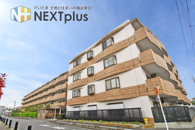 大宮公園ロジュマンの外観|重厚感あるタイル貼りの外観が目を引く、総戸数71戸の低層マンション。南西向きの住戸は陽当たり・通風共に良好で 、管理員が土曜日も勤務しており、手入れの行き届いた共有部が安心感を醸成します。