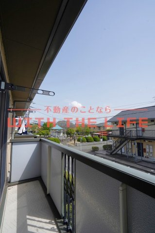 リビングタウン小森野参番館【キャッシュバック対象物件】のバルコニー|バルコニーからの眺めを楽しみながら食事をしませんか