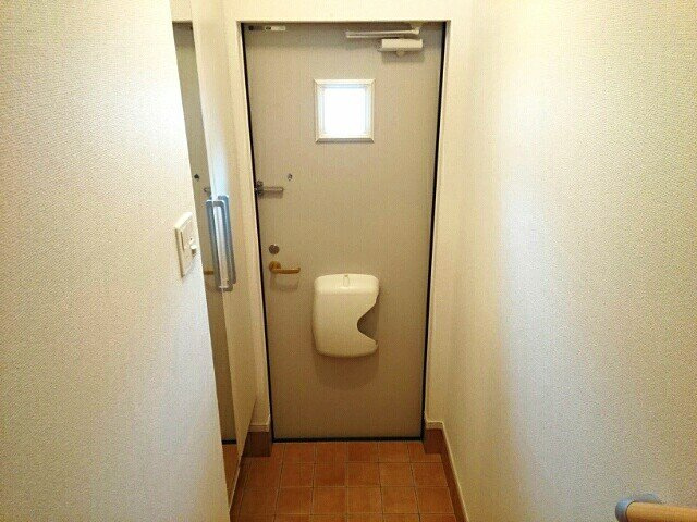 太子堂ガーデンハイツⅡの玄関