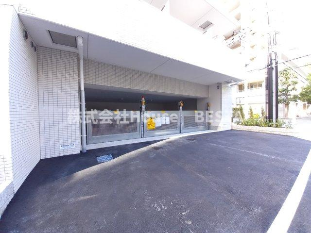 セレニテ三宮リアンの駐車場