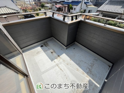 【バルコニー】 | KEM小山市横倉新田1期 | 南向きの大型バルコニーは陽当り良好で、たっぷりのお洗濯物もよく乾きます！
