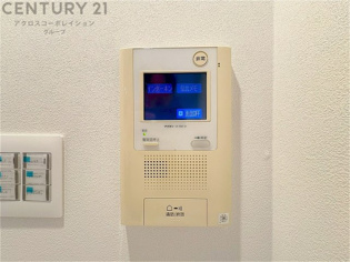 訪問者が来たときにテレビ画面で確認できるため、安心してドアを開けられます。録画機能があるものもあり、留守中に来訪者を記録しておくことができます。利便性が高く、セキュリティ面でも安心です。
