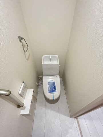 【内装】 | 福岡市西区今宿上ノ原　2号棟（全7棟）【仲介手数料無料・0円】 | 施工例。1階のトイレです。施工例は完成時と異なる場合があります。