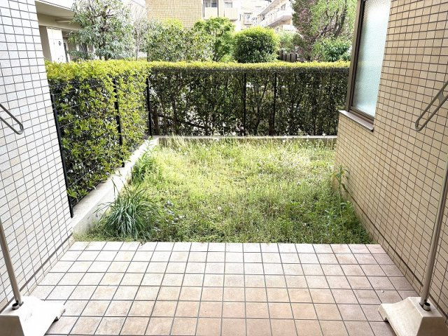 【庭】 | コスモステージひばりヶ丘アミュージア　(保谷店) | 2026年4月撮影/陽当たり良好な専用庭。水栓がありガーデニングや家庭菜園などの趣味も楽しみやすいです。