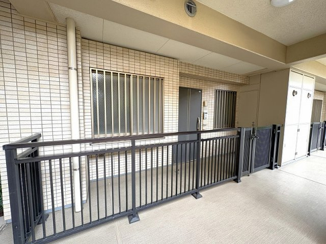【その他】 | コスモステージひばりヶ丘アミュージア　(保谷店) | 2026年4月撮影/玄関ポーチ/プライバシーを守り、防犯面でも高い効果が期待できます。