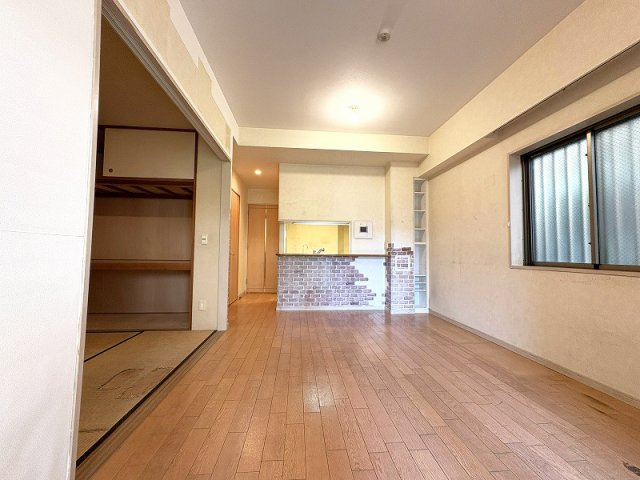 【居間・リビング】 | コスモステージひばりヶ丘アミュージア　(保谷店) | 2026年4月撮影/2面採光のため風通し良く開放的。