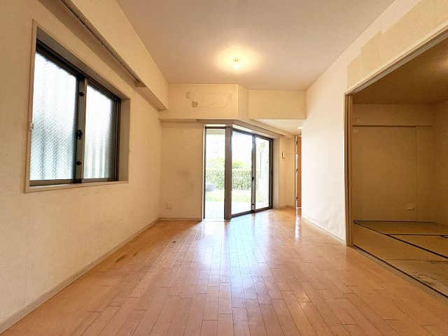 【居間・リビング】 | コスモステージひばりヶ丘アミュージア　(保谷店) | 2026年4月撮影/生活感を隠しつつ日常使いの物をすぐ近くに置いておけるリビング収納付き。