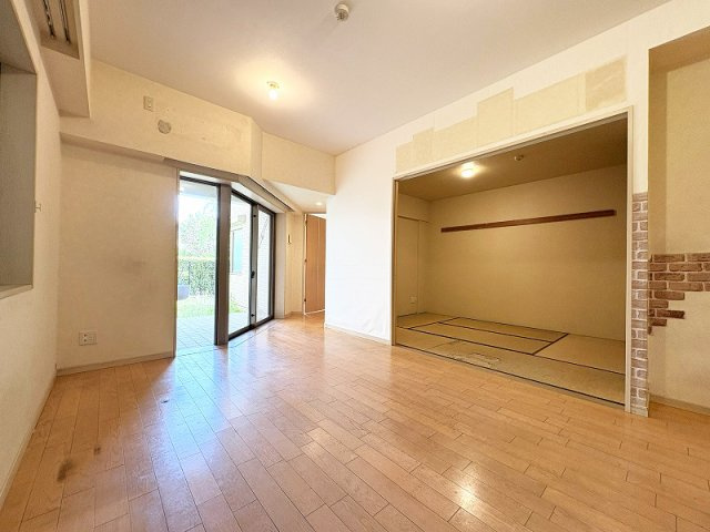 【居間・リビング】 | コスモステージひばりヶ丘アミュージア　(保谷店) | 2026年4月撮影/開放的な空間でゆったりとやすらぎに包まれた時をお過ごしください。