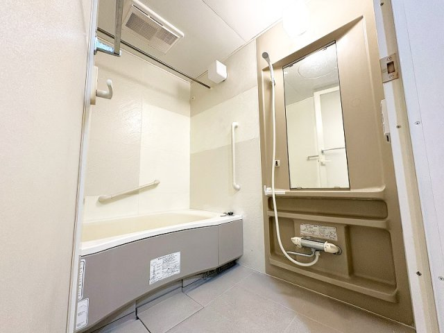 【浴室】 | コスモステージひばりヶ丘アミュージア　(保谷店) | 2026年4月撮影/1日の疲れを癒す癒し空間。浴室乾燥機が備わり、防カビ対策や雨の日のお洗濯にも活躍いたします。