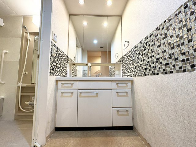 【独立洗面台】 | コスモステージひばりヶ丘アミュージア　(保谷店) | 2026年4月撮影/洗面台には大きく見やすい三面鏡が付いているので、身支度がスムーズに行えます。