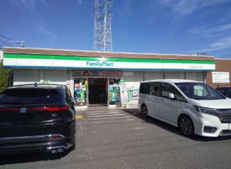 【周辺】 | ライオンズマンション梅島中央公園 | ファミリーマート 足立中央本町四丁目店
距離: 約240m（徒歩約3分）
特徴: 最寄りのコンビニです。ちょっとした買い足しや、深夜・早朝の買い物、ATMの利用に最も便利な店舗です。