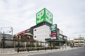 【周辺】 | ライオンズマンション梅島中央公園 | サミットストア 五反野店
距離: 約880m（徒歩約11分）
特徴: 五反野駅方面にあるため、駅からの帰り道などに立ち寄りやすい店舗です。