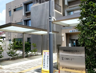 【その他】 | ライオンズマンション梅島中央公園 | 栗島児童館
距離: 約700m（徒歩約9分 / 青井方面）
特徴: 雨の日や猛暑日でも、安心してお子様を遊ばせることができる屋内施設です。