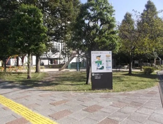 【周辺】 | ライオンズマンション梅島中央公園 | 足立区立中央公園
距離: 約750m（徒歩約10分）
特徴: 足立区役所に隣接する比較的大きな公園です。広い芝生広場やたくさんの遊具があり、春には桜が満開になるお花見スポットとしても人気です。