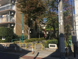 【その他】 | ライオンズマンション梅島中央公園 | 中央本町四丁目第二児童遊園
距離: 約300m（徒歩約4分）
特徴: 道路から少し奥まった場所にある小さな公園ですが、緑が豊かで、すべり台や柵付きの砂場などの遊具が揃っています。