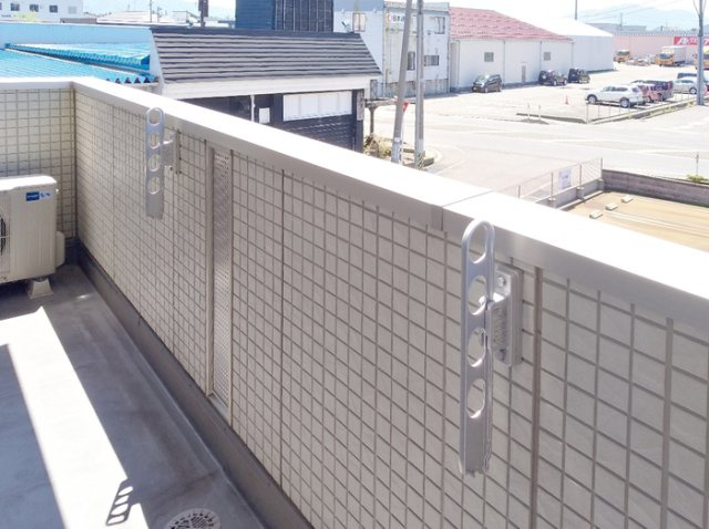 柏崎市幸町のアパートのバルコニー
