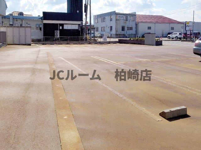 柏崎市幸町のアパートの駐車場