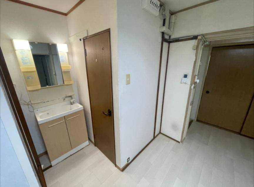 上高丸厚生年金住宅2号棟の玄関