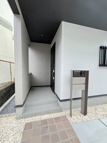 【玄関】 | 福岡市西区今宿上ノ原　4号棟（全7棟）【仲介手数料無料・0円】 | 施工例。施工例は完成時と異なる場合があります。