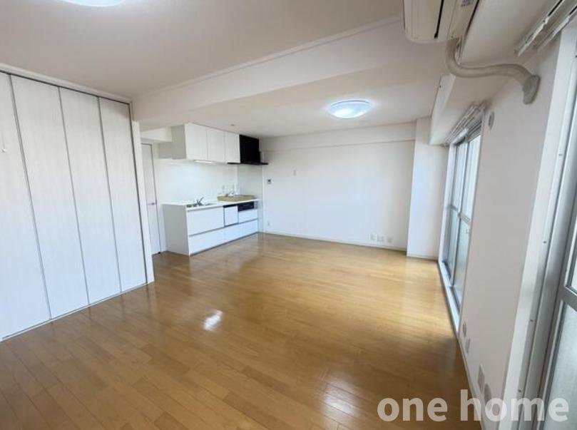 ライオンズマンション新大阪第2の居間・リビング|◆広々LDKです！木目の床×白いクロスとベーシックな内装につき、様々な家具との相性はバッチリ！
◆キッチンは空間を有効活用できる壁付けタイプです！