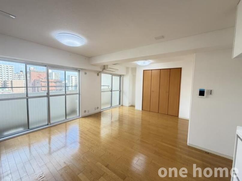 ライオンズマンション新大阪第2の居間・リビング|◆LDK 別角度です！東側の大きな掃き出し窓から自然光がたっぷり差し込む明るい寛ぎ空間です！