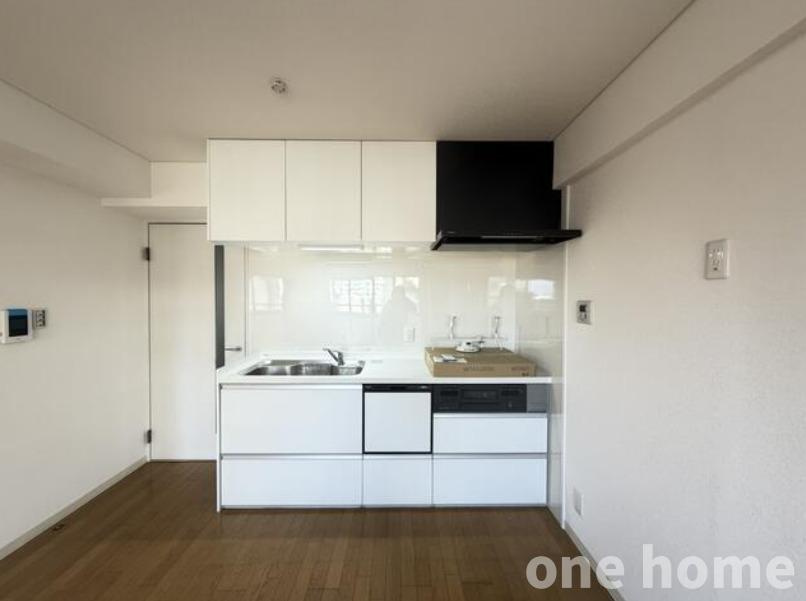 ライオンズマンション新大阪第2のキッチン|◆システムキッチンはグリル付３口ガスコンロ搭載！時短が叶う食器洗浄乾燥機 完備です！
◆収納はスライド式の引き出しで、大型の鍋類など奥に収納したものが取り出しやすい仕様です！