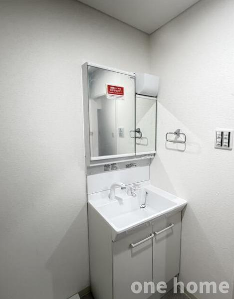 ライオンズマンション新大阪第2の独立洗面台|◆新調された洗面化粧台です！ミラー背面と洗面ボウル下に日用品をしっかり収納できます！
◆電気・コンセントがあり身支度がスムーズです♪