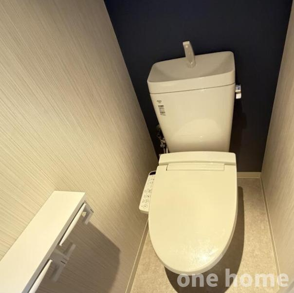 ライオンズマンション新大阪第2のトイレ|◆温水洗浄便座付きトイレです！2連のトイレットペーパーホルダー完備！上に小物が置けるスペースがあり重宝しますね♪