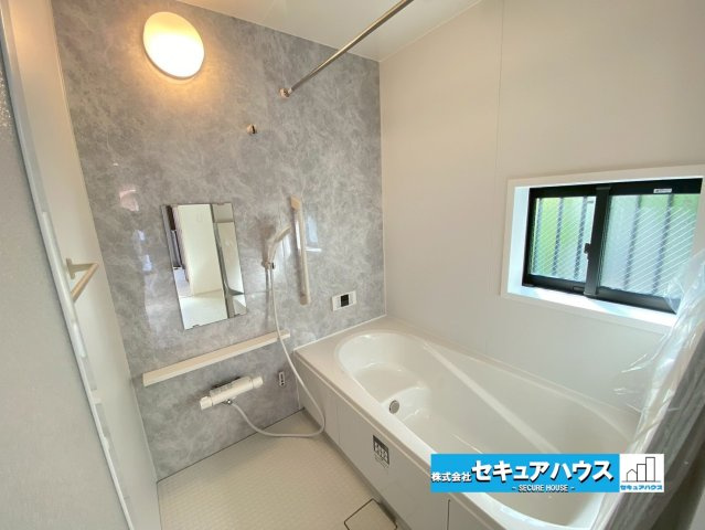 【同施工物件ご案内可能】名古屋市南区宝生町3丁目の内観：施工例|【浴室イメージ】
◆アクセントパネルで落ち着きのある雰囲気を演出します。毎日の疲れを癒やすバスタイムをお楽しみ下さい！
◆窓付きで、カビの繁殖を抑える効果があります。