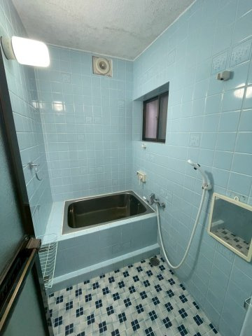 寝屋川市長栄寺町の浴室|浴室は窓付きで換気も安心です。