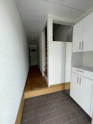 寝屋川市長栄寺町の玄関|シューズボックス付きで玄関もすっきりです！
身支度を整えるのに便利な全身鏡付き。