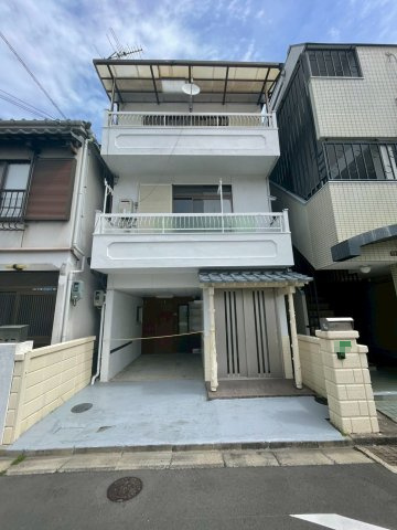 寝屋川市長栄寺町の外観|京阪本線「寝屋川市」駅徒歩約9分
駐車場付き3階建て中古戸建物件です。