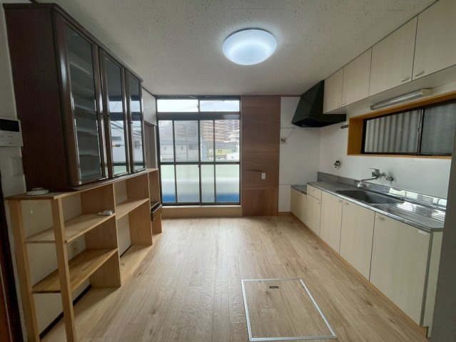 寝屋川市長栄寺町のキッチン|約8帖のダイニングキッチン。バルコニーに面して明るく通風良好です。
