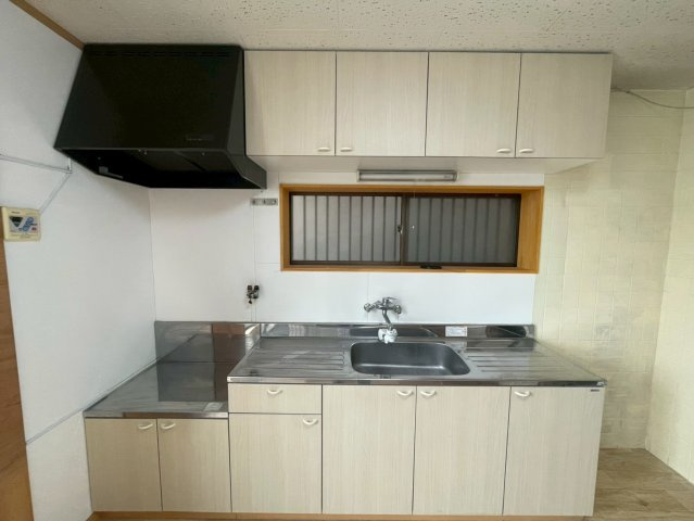 寝屋川市長栄寺町のキッチン|お好みのガスコンロを設置していただけます。
上下に収納付きなので調理器具もすっきり片付きます！