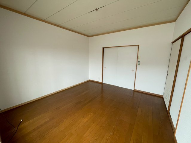 寝屋川市長栄寺町の洋室|全居室約6帖以上とゆとりのあるお部屋です。
