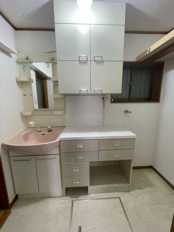 寝屋川市長栄寺町の洗面所|ドレッサーとしてご利用いただける可動棚付きです！
広さのある洗面室です。