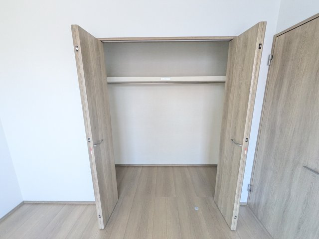 水戸市笠原町974番　新築戸建て　A号棟の収納|大容量のウォークインクローゼット。衣類はもちろん、スーツケースや季節の家電もまとめて収納でき、居室空間をすっきりと保ちます。