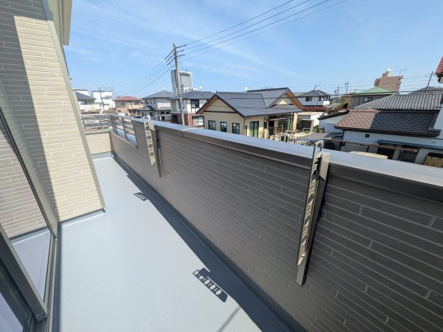 水戸市笠原町974番　新築戸建て　A号棟のバルコニー|洗濯物も布団もまとめて干せるワイド設計。
広々としたワイドバルコニーで、家事の効率が上がり、日々の暮らしが快適になります。