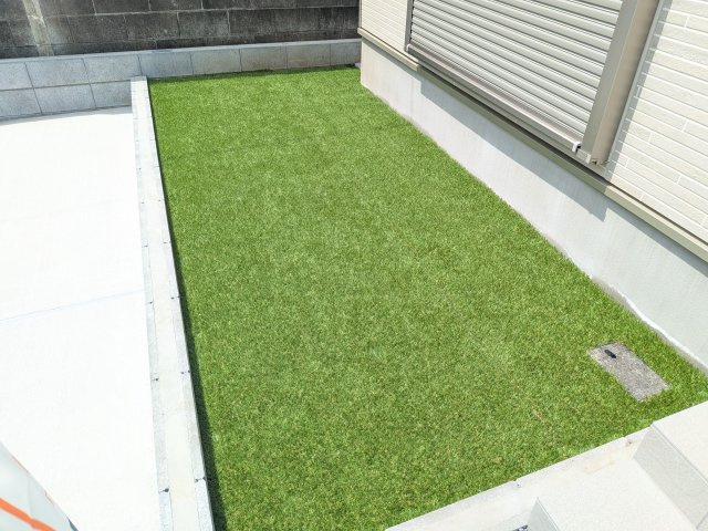 水戸市笠原町974番　新築戸建て　A号棟の庭|リビングに明るい光を届ける南庭。
お子様の遊び場やペットのスペースとしても最適です。
室内外で心地よい暮らしが叶います。